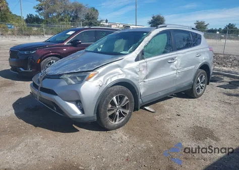 2018 Toyota Rav4 Xle z USA, uszkodzony, nr VIN 2T3WFREV4JW499111